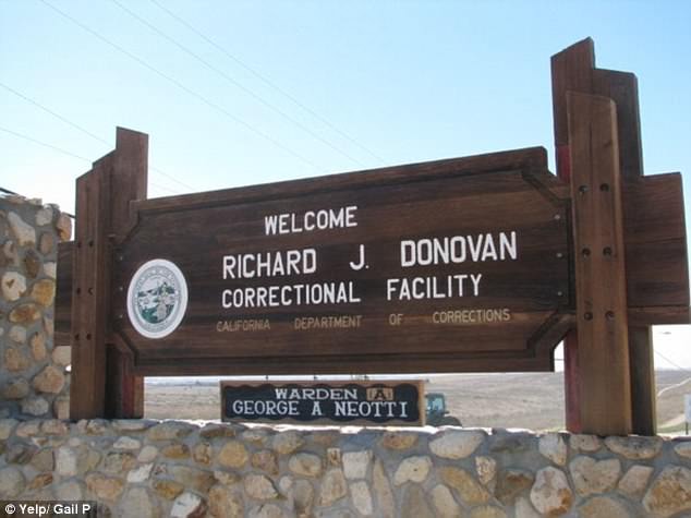 Los hermanos Menéndez ahora pueden interactuar entre sí en el Centro Correccional RJ Donovan de San Diego, donde los reclusos participan en programas educativos y de rehabilitación sin pelear ni crear interrupciones.