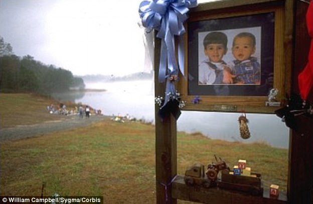 Triste: un monumento a los hijos jóvenes que Smith mató en 1994 se encuentra junto al lago donde los niños se ahogaron deliberadamente.