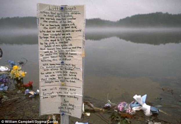 Un monumento a los niños asesinados en la orilla del lago donde se ahogaron
