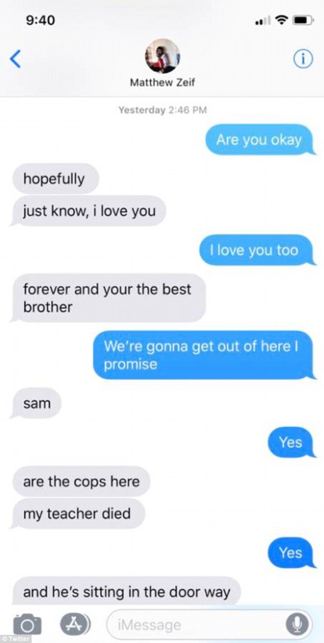 Sam, de 18 años, publicó estos mensajes de texto que intercambió con su hermano menor, Matthew, de 14, mientras estaban lejos del pistolero el miércoles.