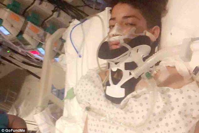Aférrate a la vida: otro niño de 14 años, fotografiado en su cama de hospital, perdió un riñón después de ser apuñalado y golpeado repetidamente.  Su madre se negó a nombrar al adolescente para su protección. 