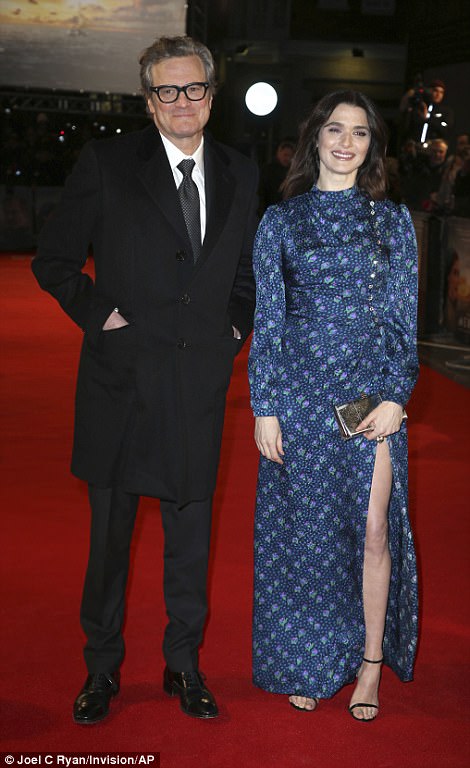 Estrellas de cine: Rachel parecía encantada mientras posaba junto a su elegante coprotagonista Colin Firth