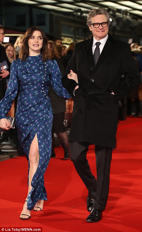 Estrellas de cine: Rachel parecía encantada mientras posaba junto a su elegante coprotagonista Colin Firth