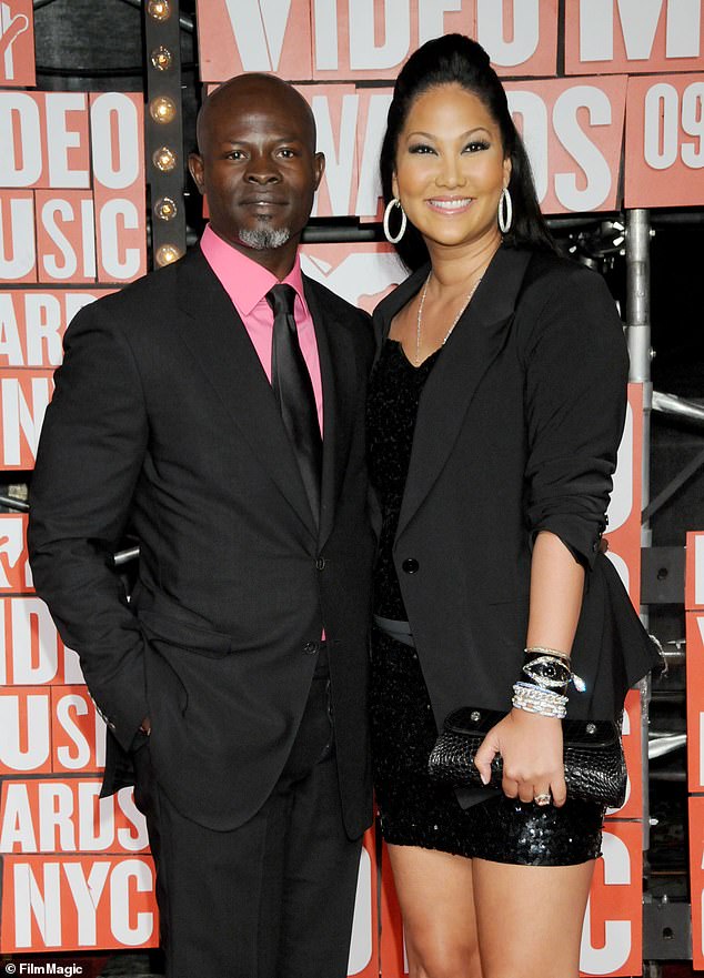 Su ex: Simmons comenzó a salir con el actor de Hollywood Djimon Hounsou, mejor conocido por Amistad y Gladiator, en 2006 y se casaron en 2008. En mayo de 2009, le dieron la bienvenida a su hijo Kenzo Lee Hounsou.  Se separaron en 2012;  dijo que nunca se casaron porque ella todavía estaba casada con Russell.  Visto en 2009
