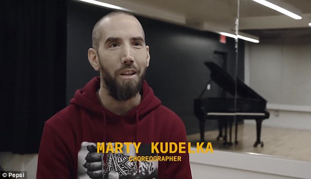 Coreógrafo: Marty Kudelka, en un nuevo video detrás de escena, se mostró trabajando en la coreografía para la próxima actuación de Justin en el Super Bowl.