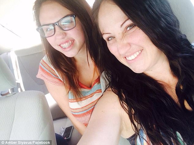 Cerrar: Amber y su hija Lexi se ven en una foto de Facebook de 2014