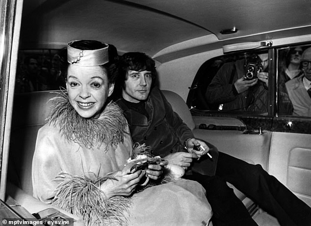 Garland con Mickey Deans después de su boda en 1969. Wilder dice: “Judy hubiera sido una pesadilla subir al escenario a veces, pero siempre fue educada y dulce y tenía un gran sentido del humor.  Sin aire y bares en absoluto'