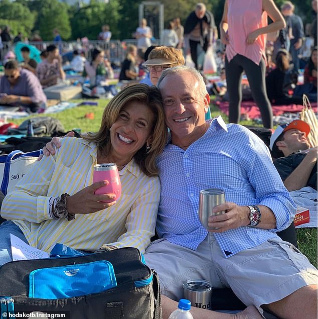 Noche de padres: Hoda y su novio Joel Schiffman celebraron su sexto aniversario viendo la Filarmónica de Central Park el 12 de junio.