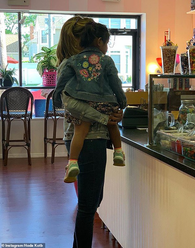 Demasiado lindo: Hoda compartió instantáneas adorables de su hija mayor, Haley, tomando un helado a principios de este mes.