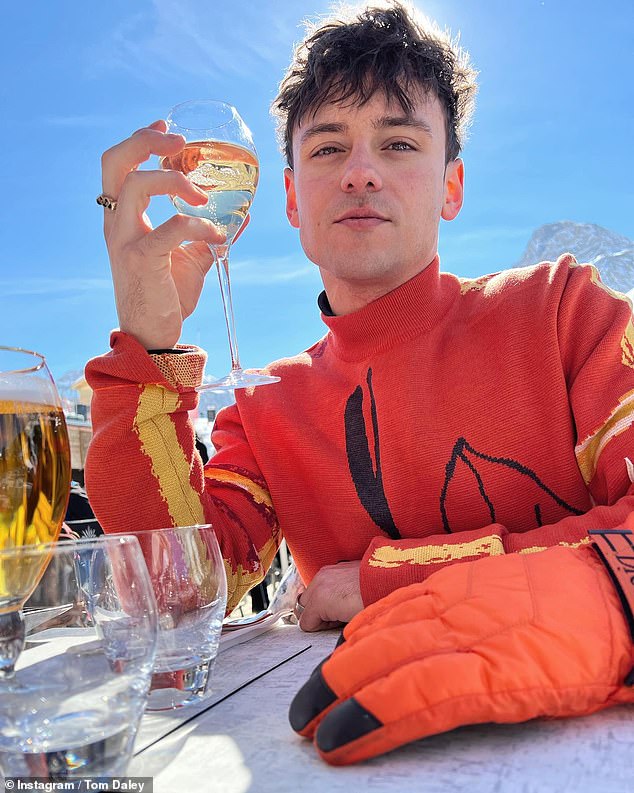 ¡Bebe hasta el fondo!  Tom documentó sus vacaciones a sus 3,4 millones de seguidores en Instagram, mostrando fotos de sí mismo bebiendo vino en las pistas.