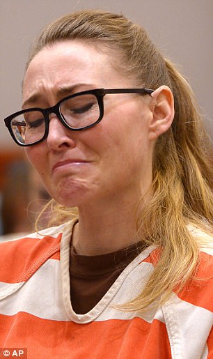 En esta foto de archivo del 9 de julio de 2015, Brianne Altice reacciona mientras la madre de una víctima habla durante su sentencia en Farmington, Utah.