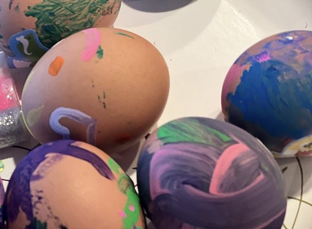 Hoda también publicó con orgullo una foto de sus huevos de Pascua teñidos, que estaban coloreados en tonos de púrpura, azul, verde y rosa.