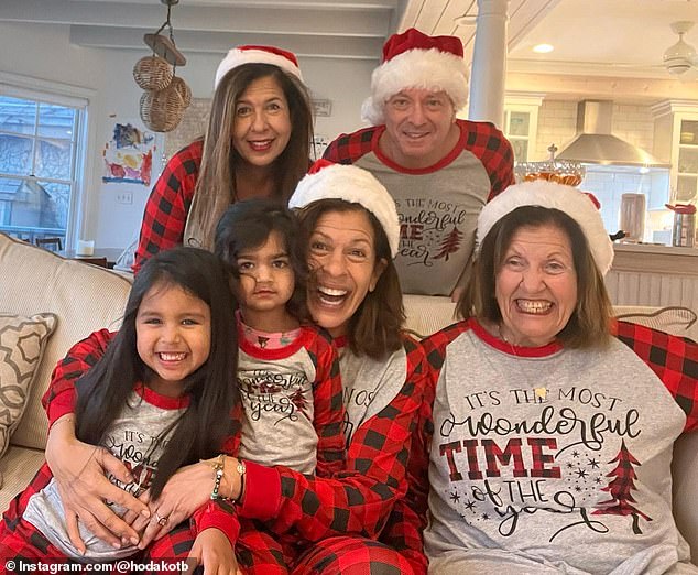 Hoda compartió la noticia de su separación solo unas semanas después de que celebraron la Navidad con pijamas a juego con sus hijas, su madre y su hermana.