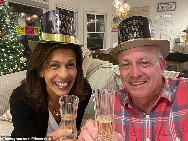La última foto que Hoda compartió de Joel en Instagram la mostraba brindando por el año nuevo