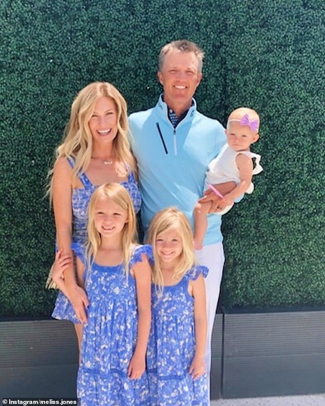Los Jones aparecen en la foto con sus hijas Victoria, Savannah y Simone Rose.