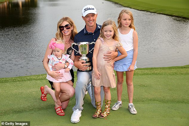 Melissa Jones y sus tres hijas se unieron al jugador de 39 años en el campo para marcar su victoria en The Australian Golf Club el domingo.