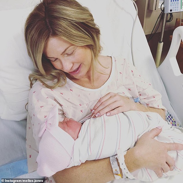 Melissa Jones aparece en la foto después de dar a luz a la tercera hija de la pareja, Simone Rose, a quien dieron la bienvenida en julio de 2018.