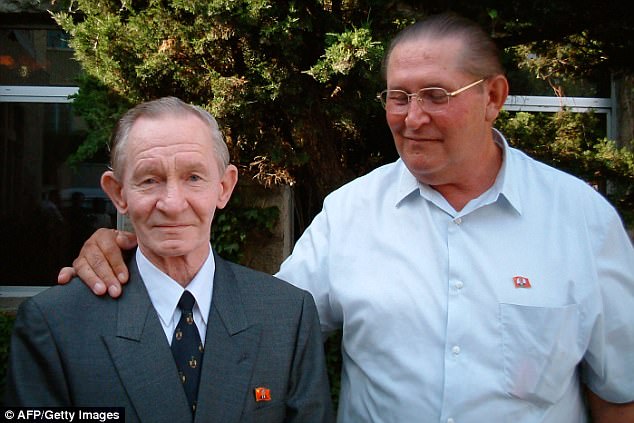 Dresnok, a la derecha, fotografiado en junio de 2004 con su compañero desertor Charles Jenkins, a la izquierda, recibió una esposa de los servicios secretos de Corea del Norte que secuestraron a la rumana Doina Bumbea.