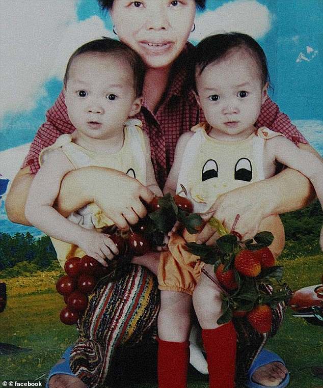 Esta foto muestra a los gemelos cuando eran bebés con su madre adoptiva china.  El 