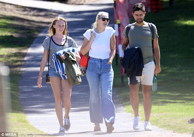 Paseo por el parque: Los tres fueron vistos caminando por un parque con sus toallas y bolsos.  Lo mantuvo casual con una camisa verde desteñida y pantalones cortos blancos, mientras que Jordan también optó por un look relajado.