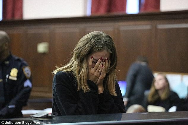 Zakharova se cubrió la cara y lloró en 2016 cuando fue acusada de hurto mayor por extorsión en el Tribunal Penal de Manhattan.