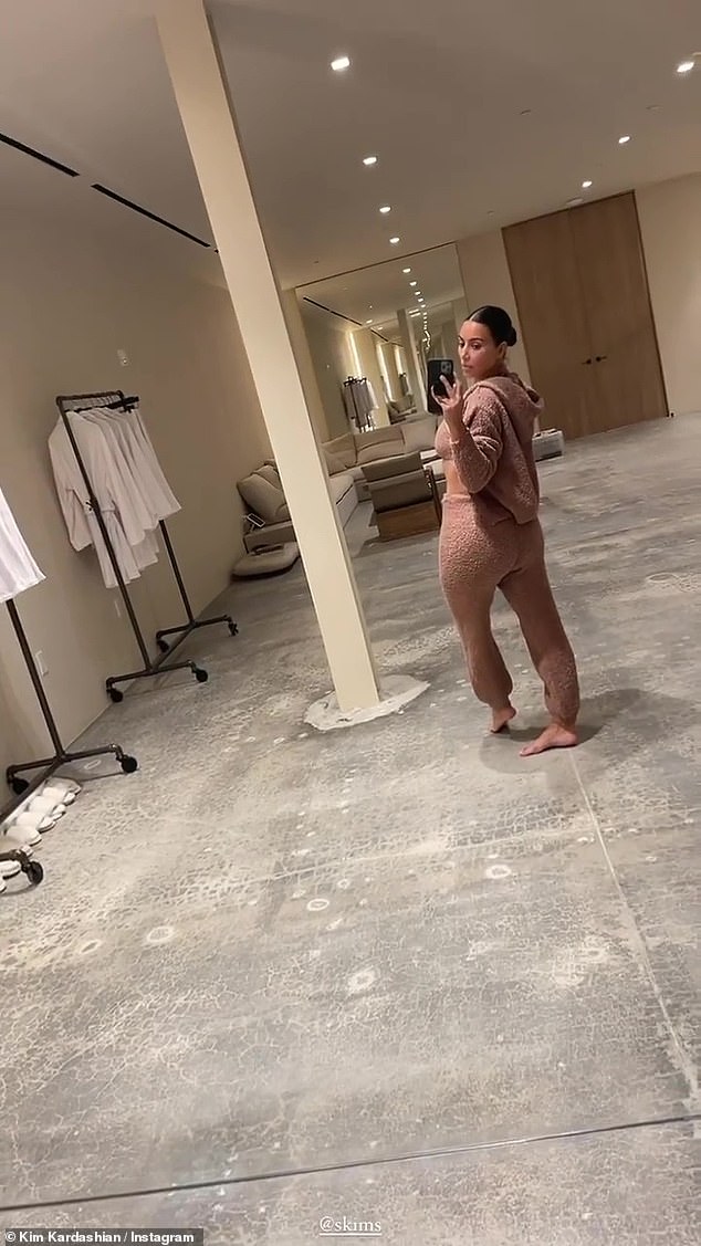 Vestirse: en un clip posterior, la madre de cuatro modelos se viste de la colección SKIMS Cozy frente a un espejo gigante del piso al techo ubicado en un espacioso vestidor