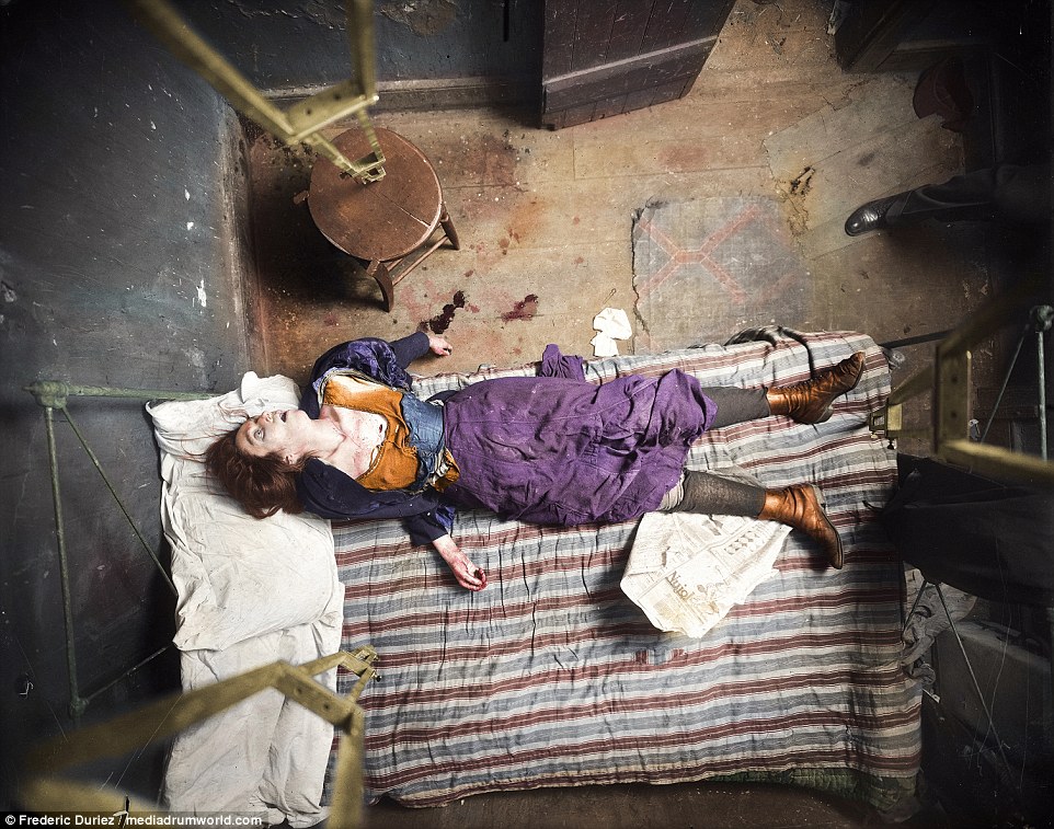 Fotos como esta de una mujer que fue asesinada en su propia cama en un apartamento en ruinas ahora se pueden ver en colores brillantes, incluido su vestido morado, por primera vez.