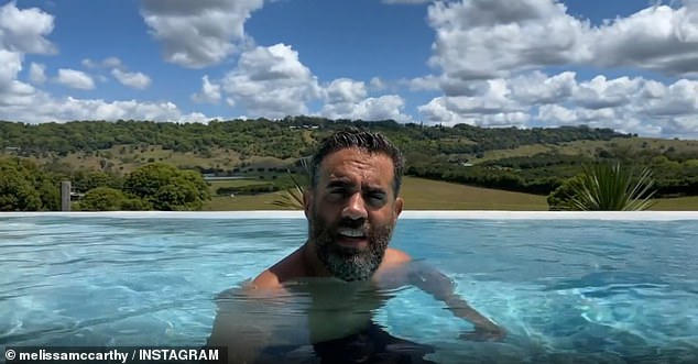 Relajante: esta semana se compartieron imágenes del actor barbudo, de 51 años, relajándose en el baño en la cuenta de Instagram de la coprotagonista Melissa McCarthy.