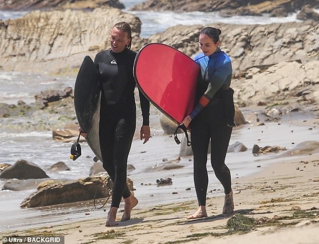 Cogiendo algunas olas en California: la pareja pasó el día en la playa para refrescarse en el caluroso clima de verano