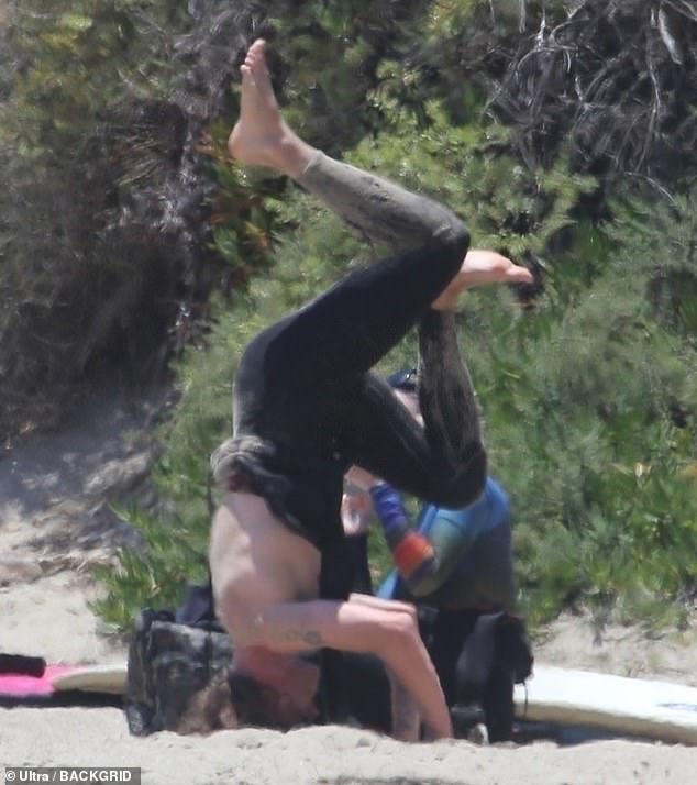 Momentos divertidos: el actor de Stranger Things fue visto mostrando algunas poses increíbles en la playa