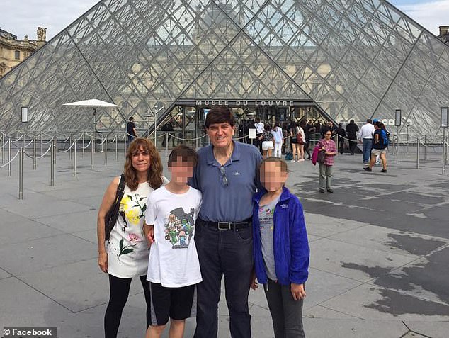 Spoeri, fotografiado con su esposa e hijos fuera del Louvre en París, afirmó que Cornwall ya había sido detenido dos o tres veces por las autoridades por motivos de salud mental.
