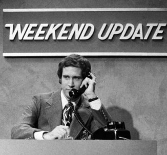 En esta foto del 11 de octubre de 1975 publicada por NBC, Chevy Chase canta durante un "Actualización de fin de semana" bosquejo en "Sábado noche en directo," en Nueva York.  La serie de comedia de sketches de larga duración celebrará su 40 aniversario con un especial de 3 horas el domingo a las 8:00 p. m. EST en NBC.  (Foto AP/NBC, baile de hierbas)