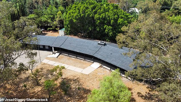 Una escuela en Simi Valley, justo al norte de Los Ángeles, que se cree que es Donda Academy.