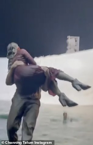 Broma: en un clip detrás de escena, Channing usó sus bíceps abultados para cargar al gritador ganador del Oscar de 57 años.