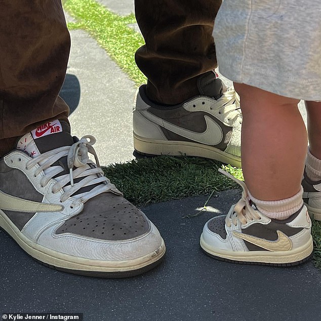 Gemelos: Más tarde ese mismo día, la reina del kit de labios publicó una foto de primer plano del músico y su hijo sentados juntos con zapatillas Nike Air grises y blancas a juego.