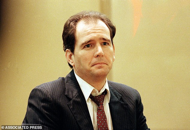 Rolling aparece en la foto durante su juicio en 1994. Finalmente fue declarado culpable y condenado a muerte.