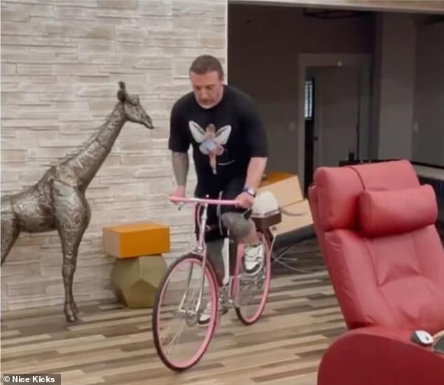 Los seguidores de Malekzadeh en las redes sociales recibieron fotos de él montando una bicicleta Louis Vuitton de $29,000 en su mansión en Oregón, según el blog nicekicks.com.