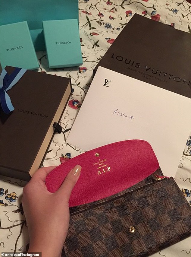 Para su cumpleaños número 16, Anna dijo que su madre reservó algo de dinero de sus beneficios sociales en el transcurso de un año para poder sorprenderla con una costosa billetera Louis Vuitton (en la foto)