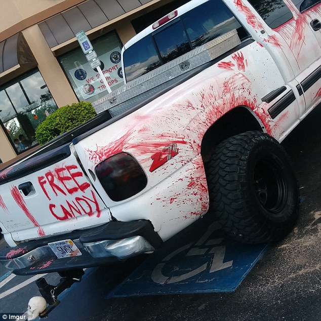 Espera un minuto... Para ser justos, esta furgoneta recibió un trabajo de pintura temporal como una broma de Halloween.