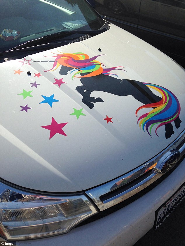 Aspiracional: el mejor lugar para este diseño de unicornio arcoíris es definitivamente un viejo Ford