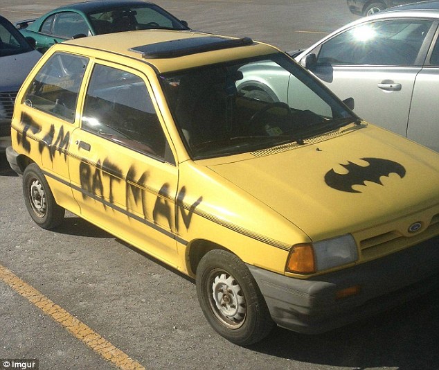 No se parece al Batimóvil... El símbolo de Batman en la parte delantera de este auto es una cosa... pero las palabras 
