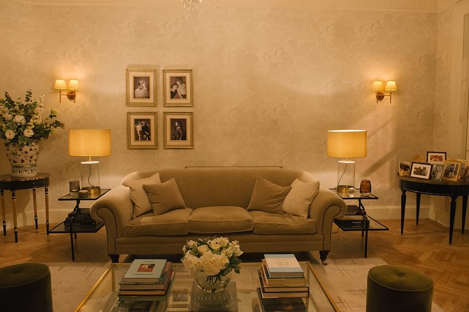 La sala de estar de la pareja utiliza un color amarillo pálido para mostrar el brillo y el brillo de la 