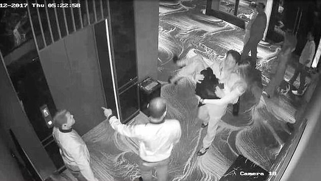 Vistos juntos: a las 5:22 a. m. del 7 de diciembre de 2017, las imágenes de CCTV de un club en Kuala Lumpur muestran a Johnson cargando a la Sra. Smit en sus brazos a través del vestíbulo hasta un banco de ascensores.