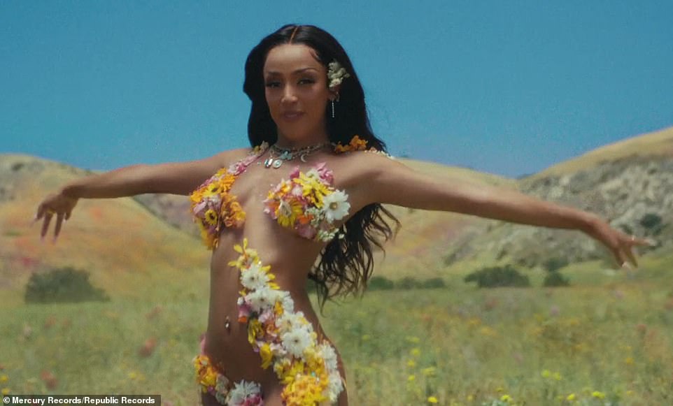 Niña de las flores: otras fotos de la filmación del video mostraban a la cantante completamente desnuda, cubierta de flores.