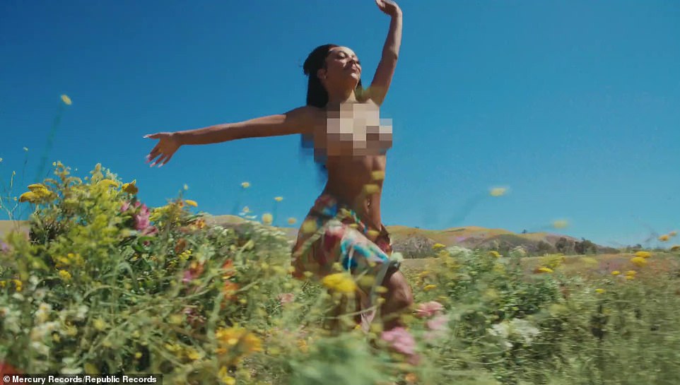 Sorpresa: la controvertida artista musical, de 26 años, se puso en topless en el clip de tres minutos, que se lanzó el lunes.