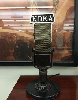 350px-KDKA_microphone_cc-Djembayz
