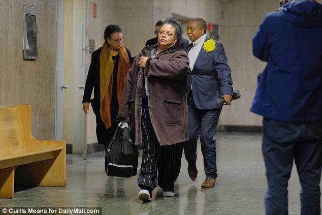 La familia de Morgan Freeman sale de la Corte Suprema de Manhattan en el juicio por asesinato de Lamar Davenport el viernes.
