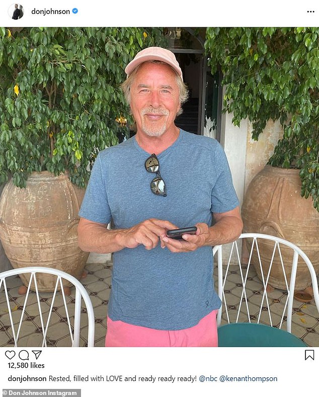 Solo: el padre de la actriz Dakota Johnson también fue visto con una camisa azul y pantalones cortos de coral mientras miraba su teléfono celular.  