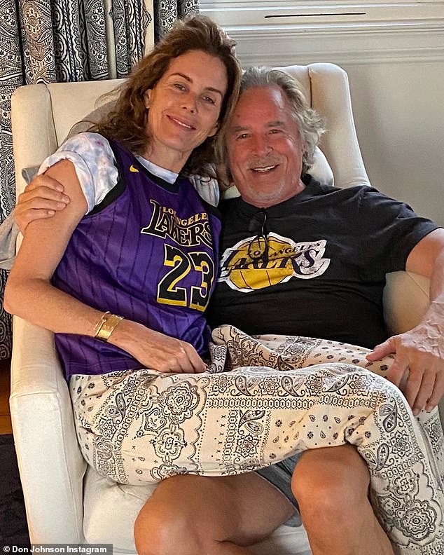 Qué feliz puede ser: Johnson tiene a su esposa en su regazo en una nueva foto de Instagram de 2020