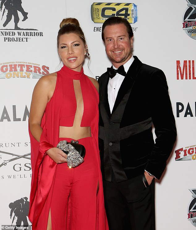 Busch, de 40 años, se casó con la jugadora de polo Ashley Van Meter, de 27, en 2017. Aparecen en la foto en julio.